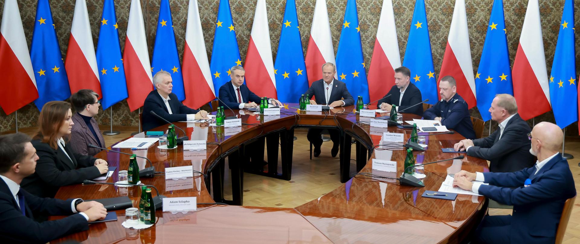 Narada premiera Donalda Tuska z ministrami w związku z aktami przemocy w szkołach i falą dezinformacji. 