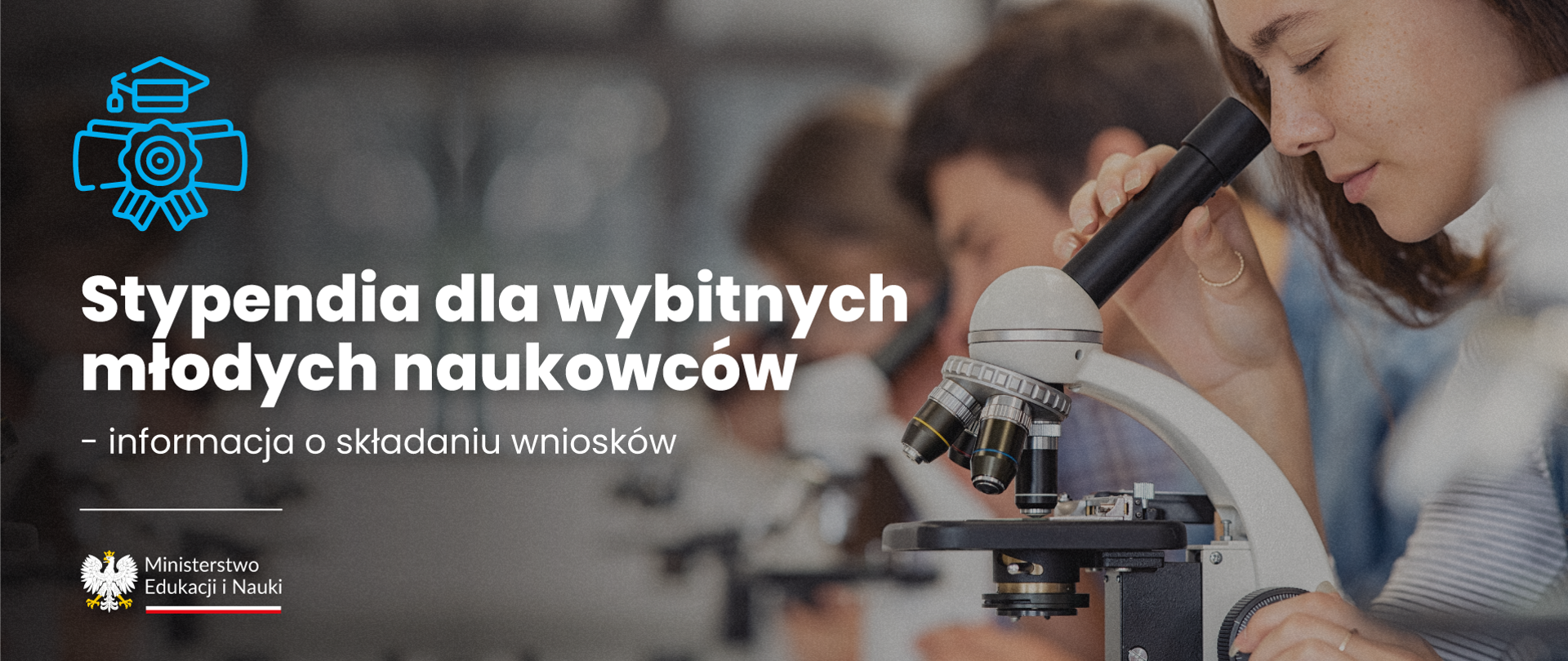 Grafika - młodzi ludzie patrzą przez mikroskopy i napis Stypendia dla wybitnych młodych naukowców.