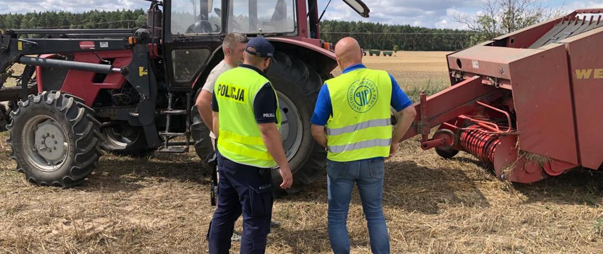 widoczni funkcjonariusze podczas krótkiej pogadanki na temat bezpieczeństwa