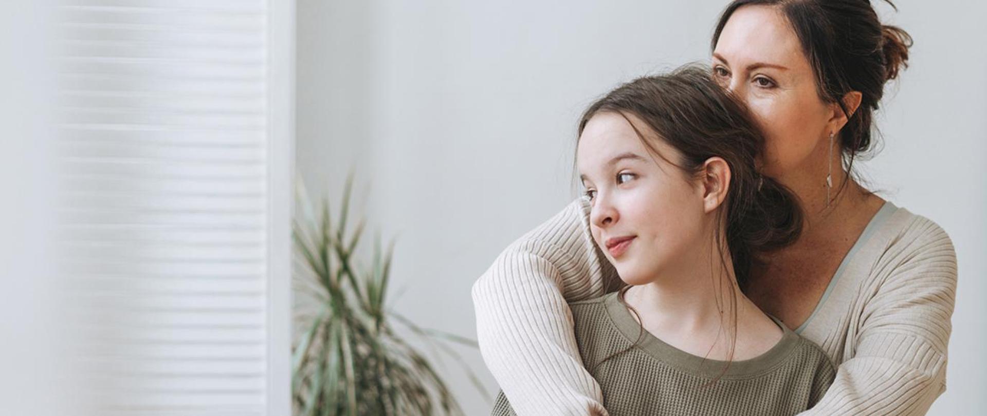 Mama tuląca swoją córką.