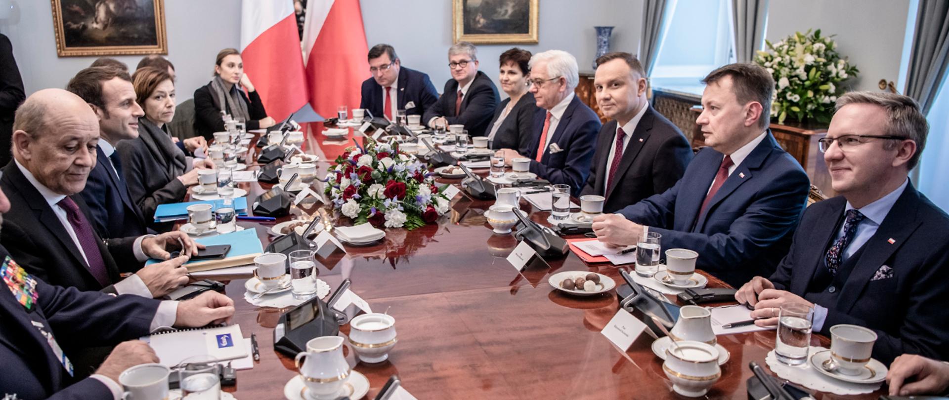Rozmowy plenarne pod przewodnictwem prezydentów Polski i Francji. Za stołem siedza delegacje, w tym minister Mariusz Błaszczak