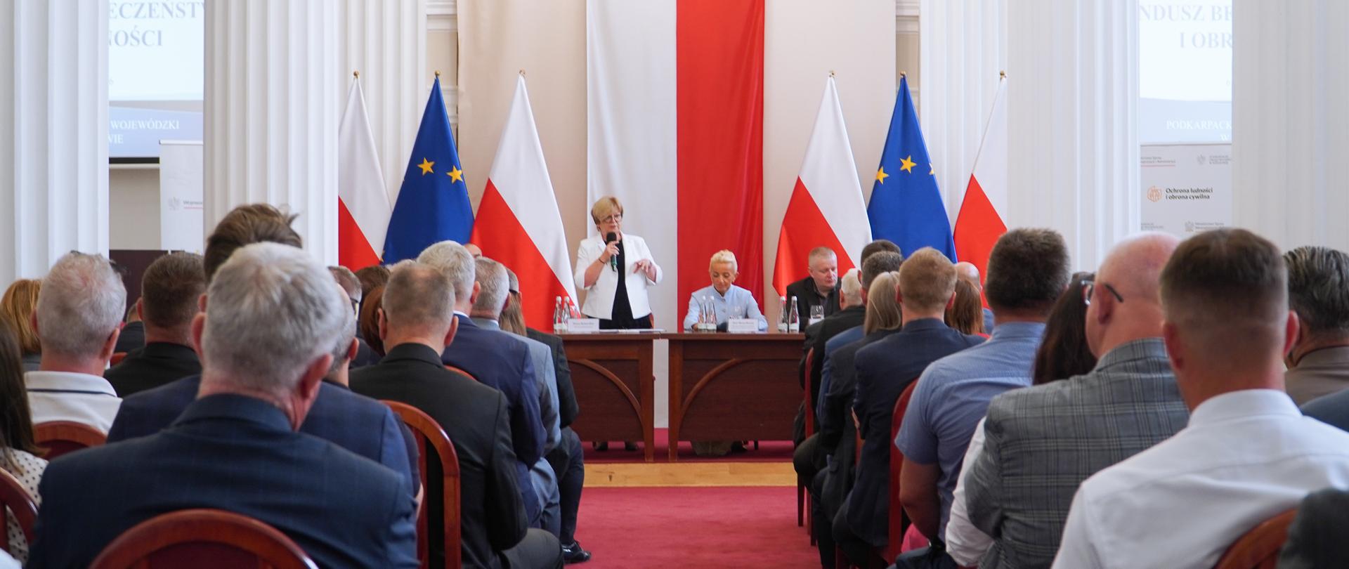 Zdjęcie przedstawia uczestników spotkania w PUW