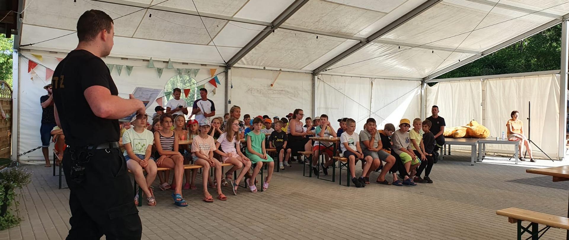 Funkcjonariusz KP PSP w Śremie mł. kpt. Maciej Smarul podczas prelekcji na temat bezpiecznego wypoczynku.