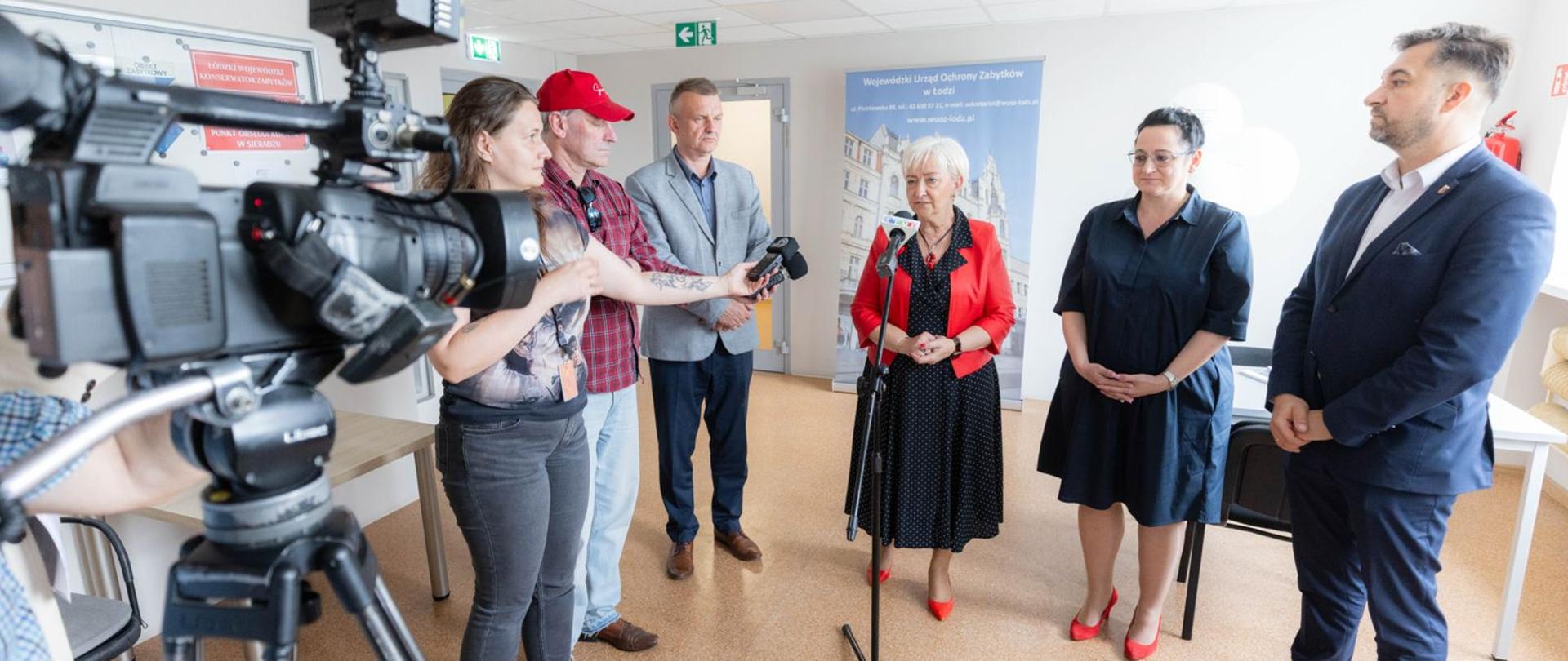 Konferencja z okazji otwarcia Punktu Obsługi Klienta Wojewódzkiego Urzędu Ochrony Zabytków w Sieradzu. Udział wzięli: wojewoda łódzki Dorota Ryl, łódzki Wojewódzki Konserwator Zabytków Anna Michalak, starosta powiatu sieradzkiego Mariusz Bądzior oraz zastępca starosty Konrad Wilczyński.