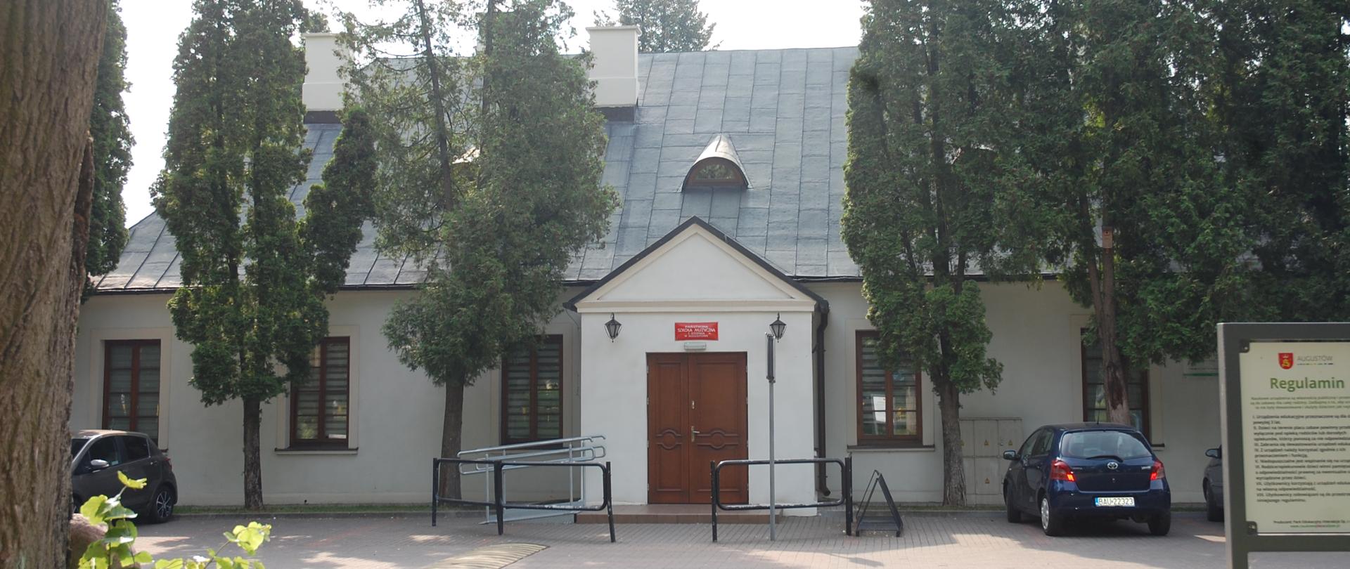Fotografia prezentująca wejście do Państwowej Szkoły Muzycznej I stopnia im. E. Młynarskiego w Augustowie