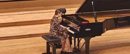 Dziewczyna gra na fortepianie