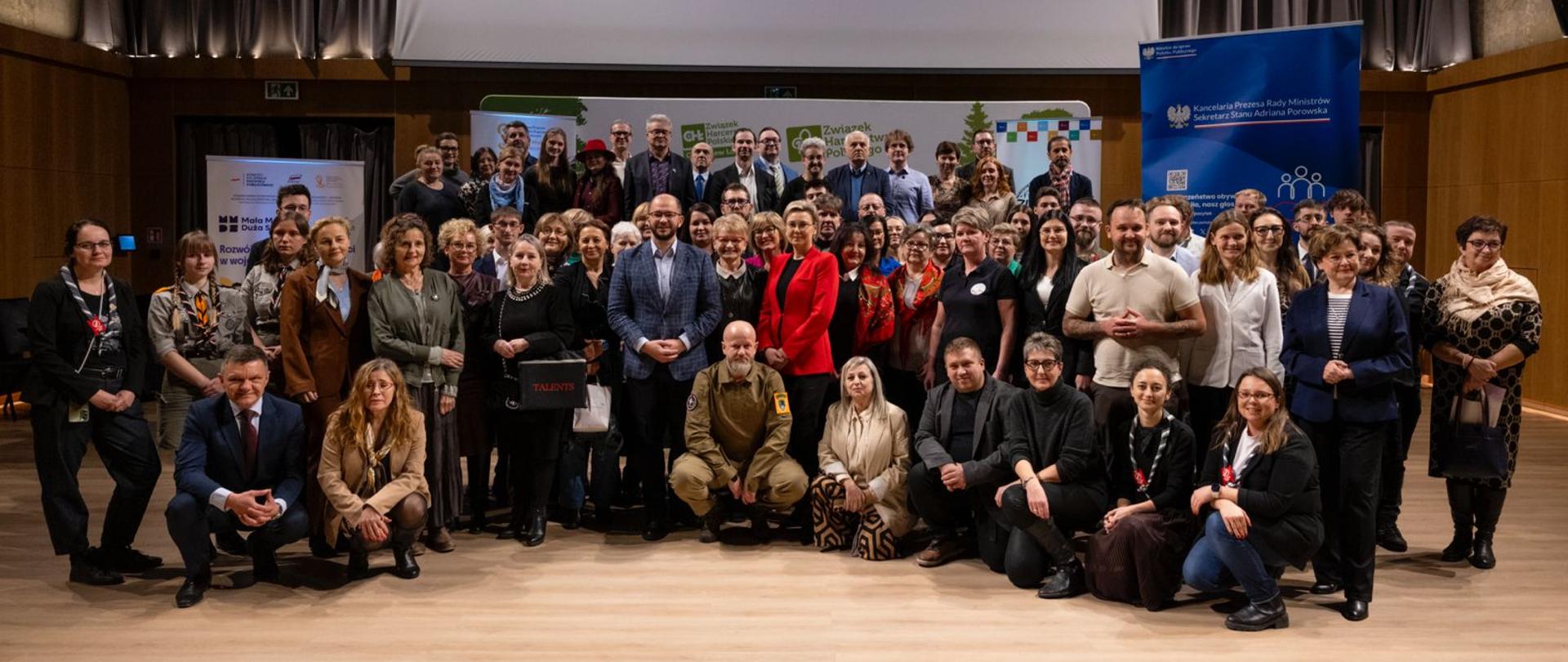 Uczestnicy konferencji podsumowującej rządowy program "Moc Małych Społeczności" - zdjęcie zbiorowe 