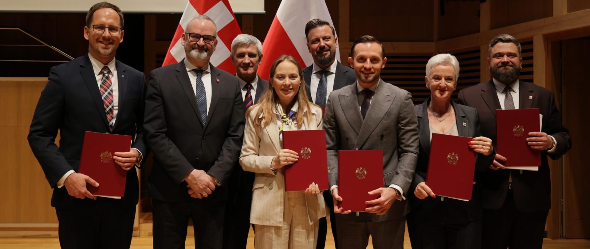 Na zdjęciu minister funduszy i polityki regionalnej Katarzyna Pełczyńska-Nałęcz w towarzystwie innych uczestników spotkania