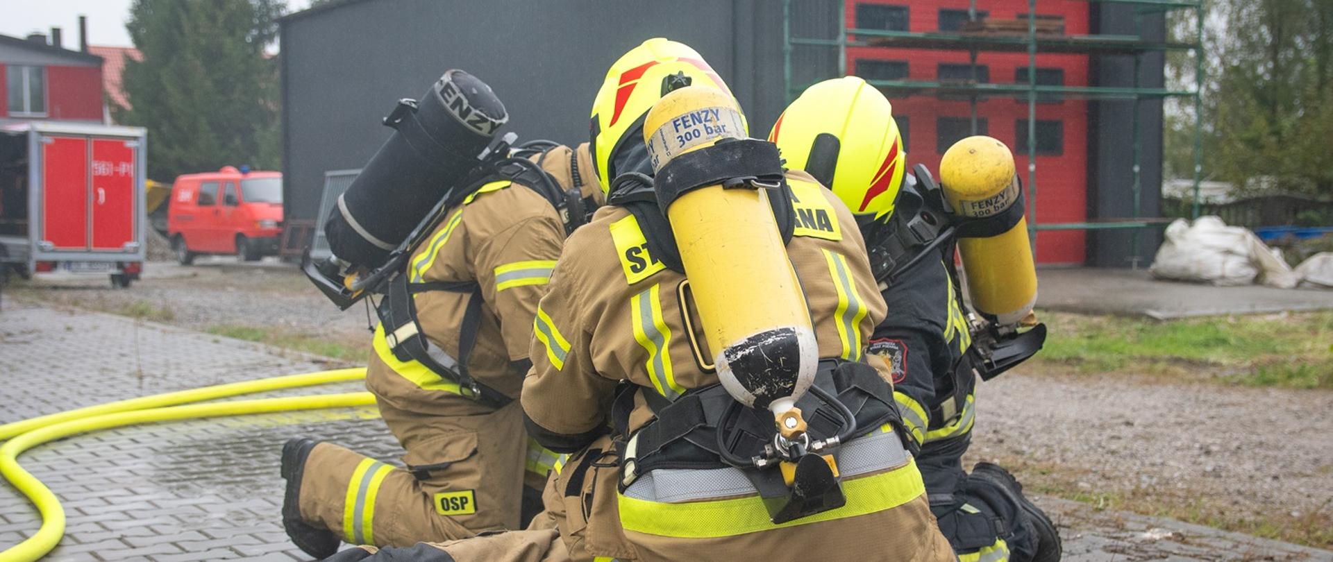 Strażacy podczas ćwiczeń w aparatach ochrony drug oddechowych 
