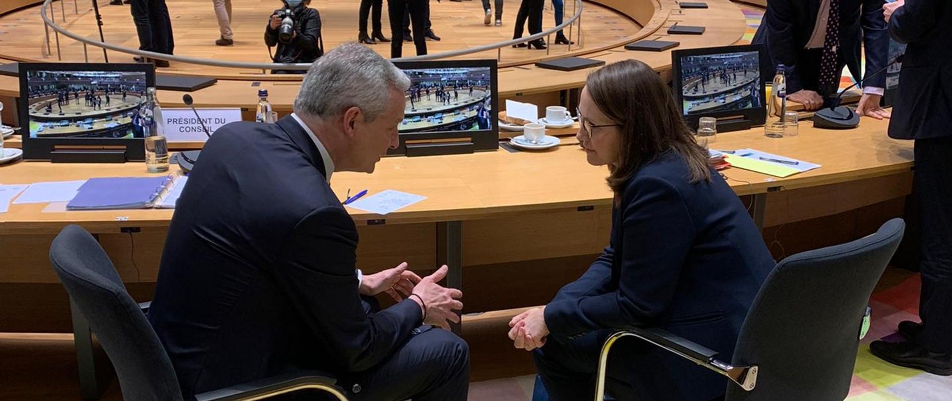 W przerwie obrad minister Rzeczkowska rozmawia z ministrem Bruno LeMaire
o dyrektywie ws. podatku minimalnego