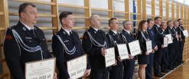 Przedstawiciele Ochotniczych Straży Pożarnych, którzy otrzymali promesy na zakup samochodów pożarniczych.