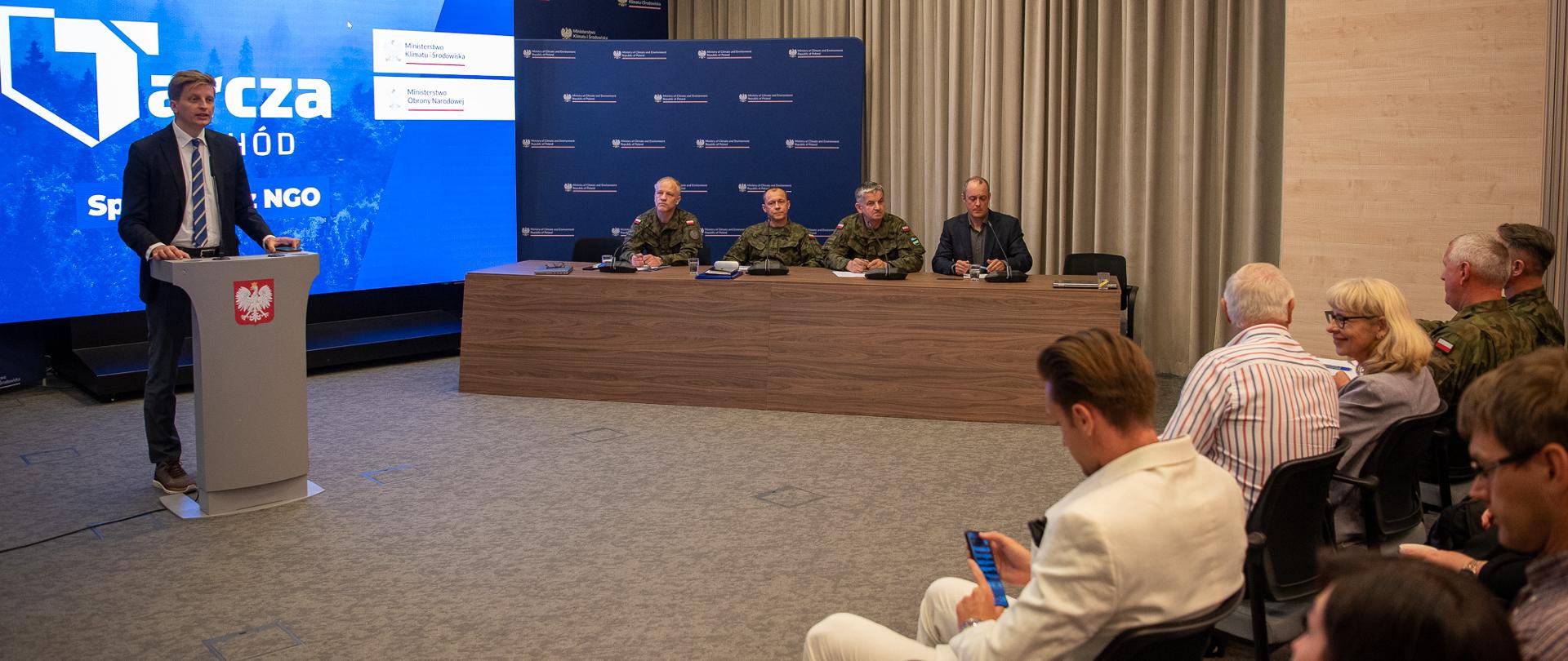 16 lipca 2025 r. w Ministerstwie Klimatu i Środowiska odbyło się spotkanie ph. Środowisko a "Tarcza Wschód" z udziałem przedstawicieli organizacji pozarządowych, MON oraz MKiŚ poświęcone założeniom Tarczy Wschód, w kontekście przywracania naturalnego charakteru wybranych obszarów leśnych.