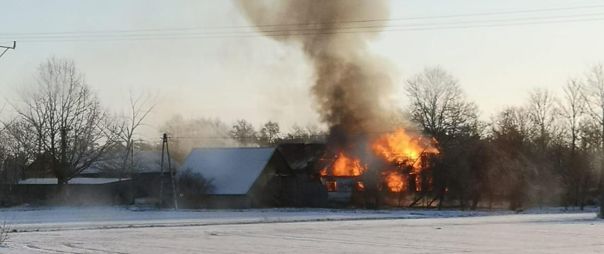 Budynek w całości objęty pożarem