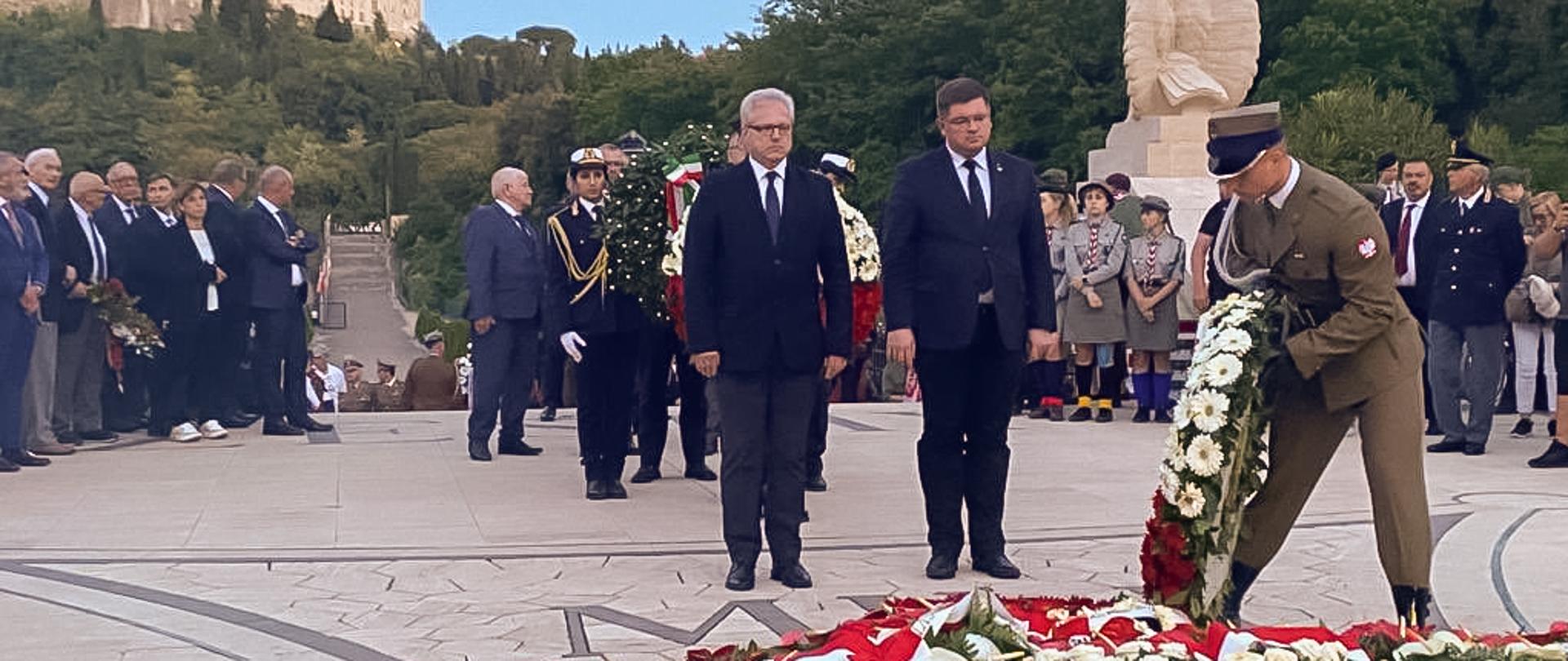 Wiceminister Tomasz Rzymkowski składa kwiaty na polskim cmentarzu pod Monte Cassino