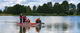 Strażacy i policjanci patrolują akweny w ramach akcji "Bezpieczne Wakacje"