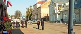 Uroczysta zbiórka z okazji Dnia Flagi RP. Na zdjęciu pododdział strażaków PSP podczas uroczystej zbiórki.