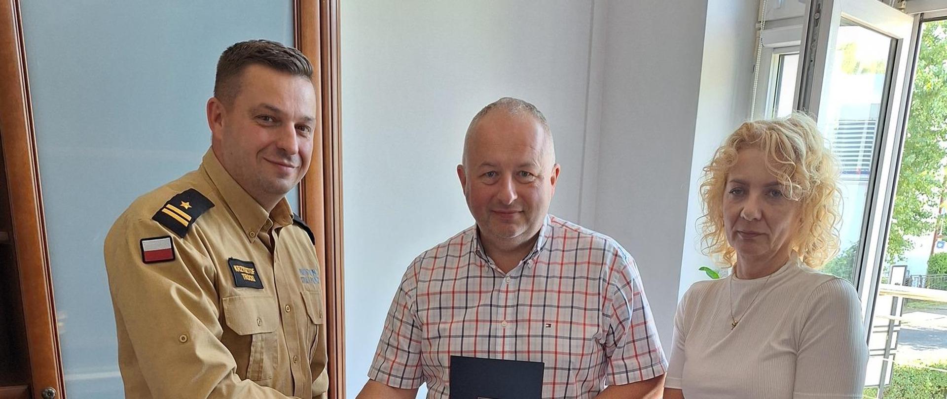 Zdjęcie przedstawia Komendanta miejskiego PSP wraz z przedstawicielami władz samorządowych z regionu słupskiego
