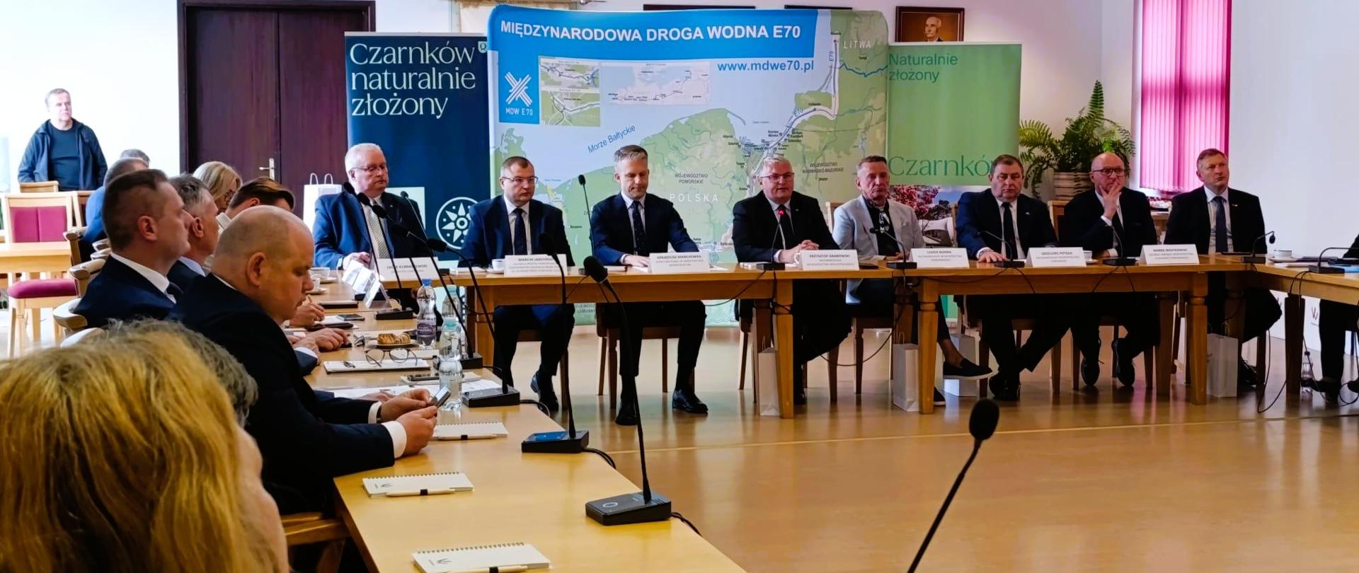 23 lipca 2026 r. w Urzędzie Miasta Czarnków odbyło się wydarzenie poświęcone prezentacji założeń programu rządowego określającego zadania modernizacyjne i utrzymaniowe na Międzynarodowej Drodze Wodnej E-70 oraz możliwości wykorzystania potencjału tego szlaku dla rozwoju żeglugi turystycznej, gospodarki wodnej i zrównoważonego transportu.