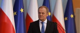 Premier Donald Tusk podczas konferencji prasowej.
