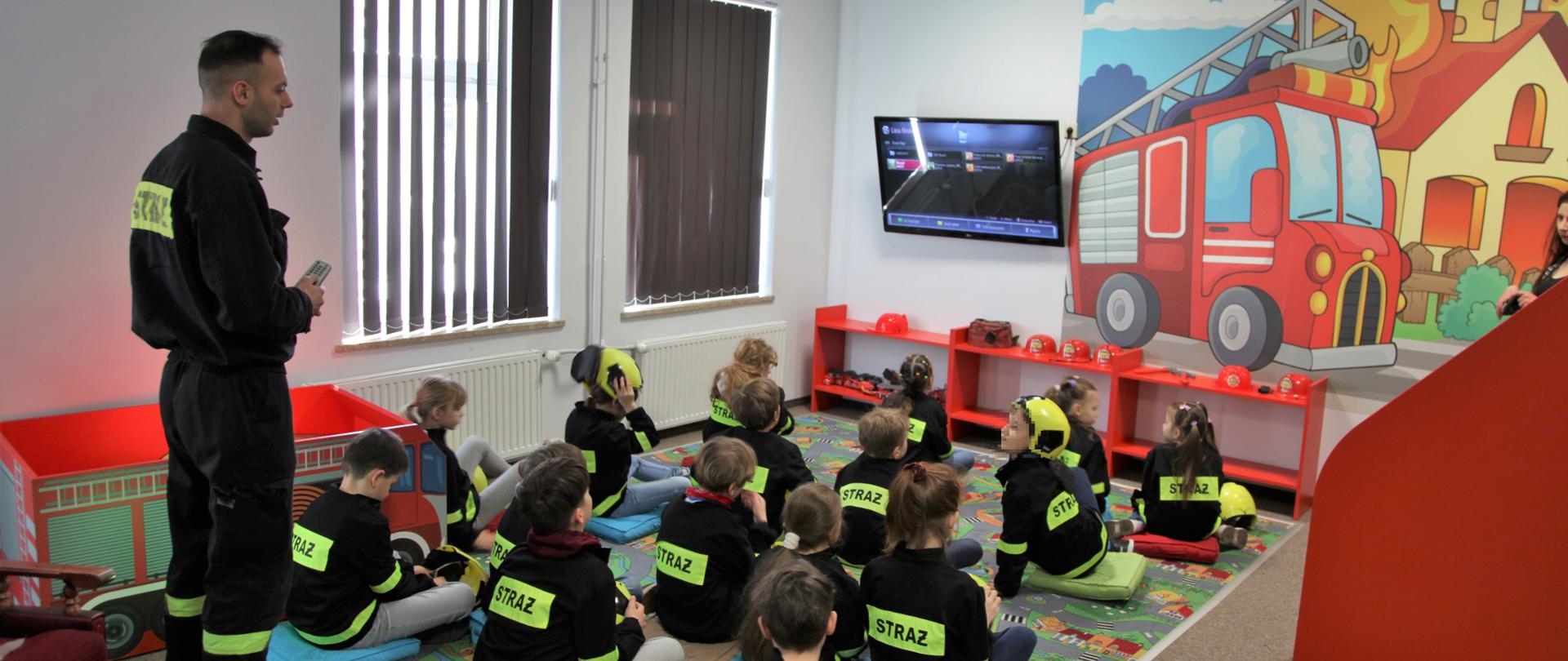 Dzieci w sali edukacyjnej Ognik