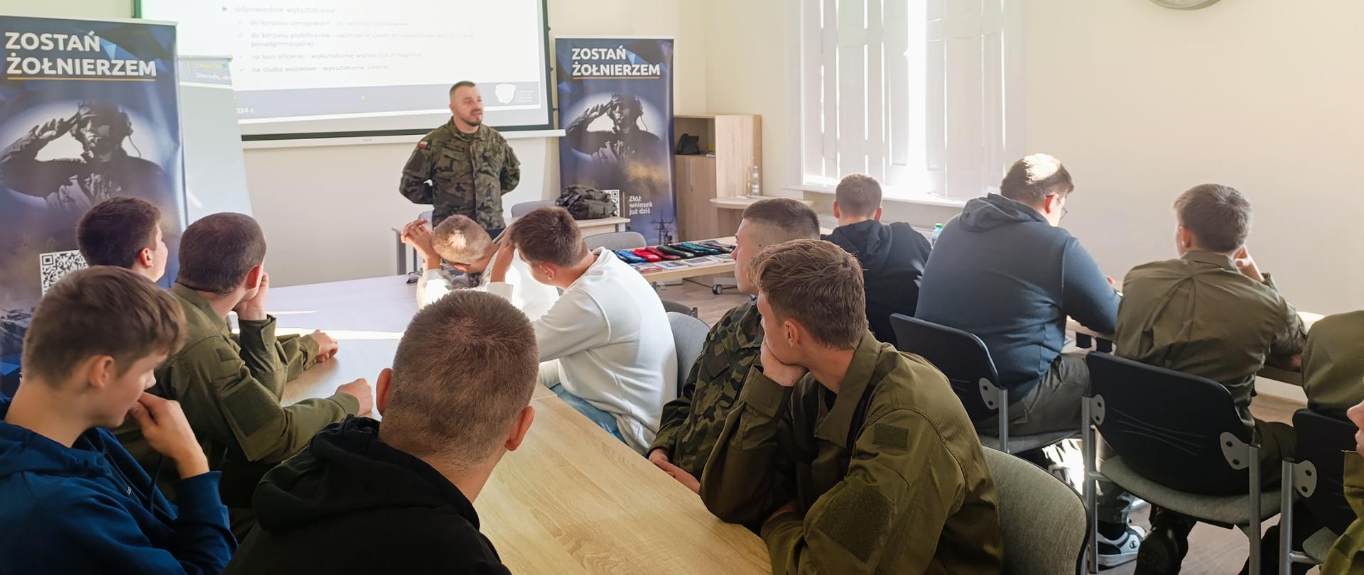 Młodzież słucha z uwagą prelekcji