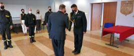 Uroczyste ślubowanie nowo przyjętego strażaka