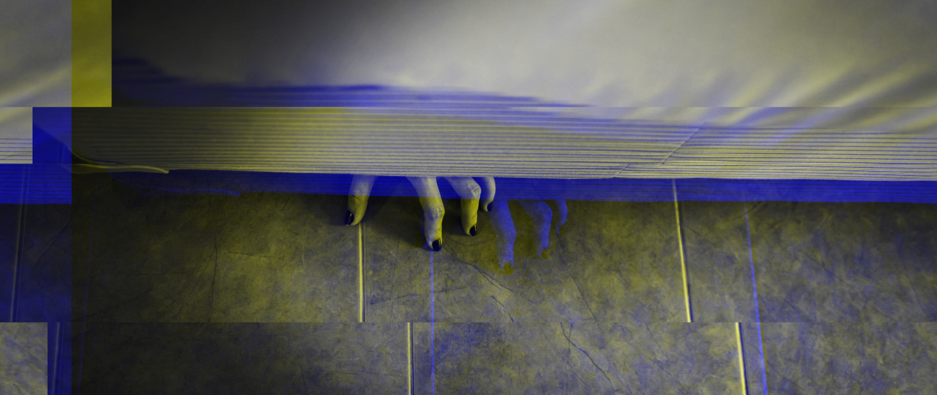 Grafika przedstawiająca kobiecą dłoń wystającą spod łóżka.