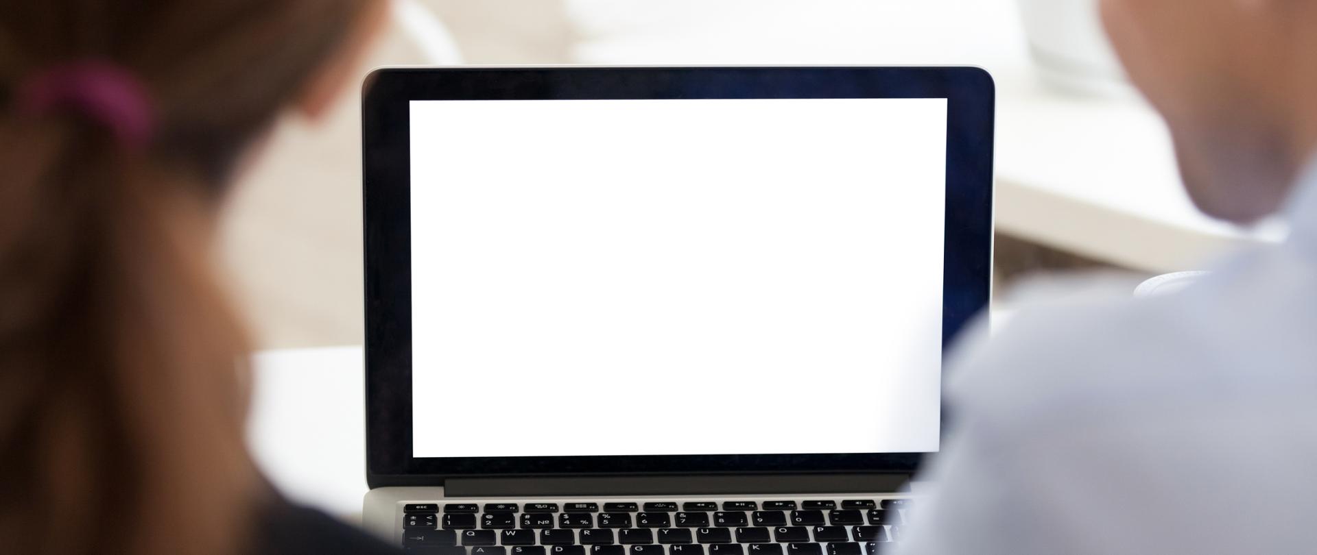 Kobieta i mężczyzna patrzą na biały monitor laptopa