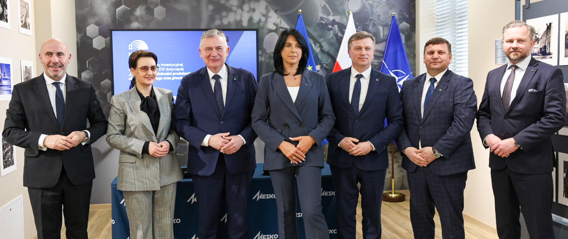 Wiceminister obrony narodowej Paweł Bejda wziął udział w uroczystości podpisania umowy inwestycyjnej w Zakładach MESKO S.A, która dotyczyła ustanowienia zdolności produkcyjnych silników rakietowych oraz głowic fragmentarycznych pocisków rakietowych CAMM-ER pozyskiwanych w ramach programu NAREW. 