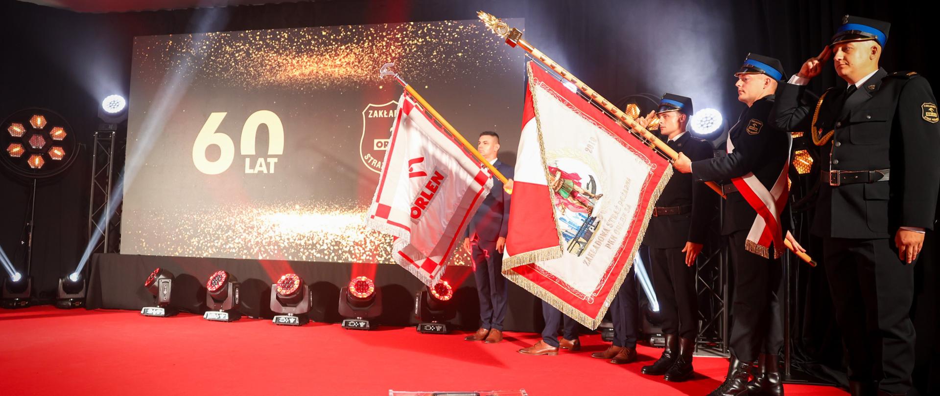 Widok pocztów sztandarowych Zakładowej Straży Pożarnej na scenie 