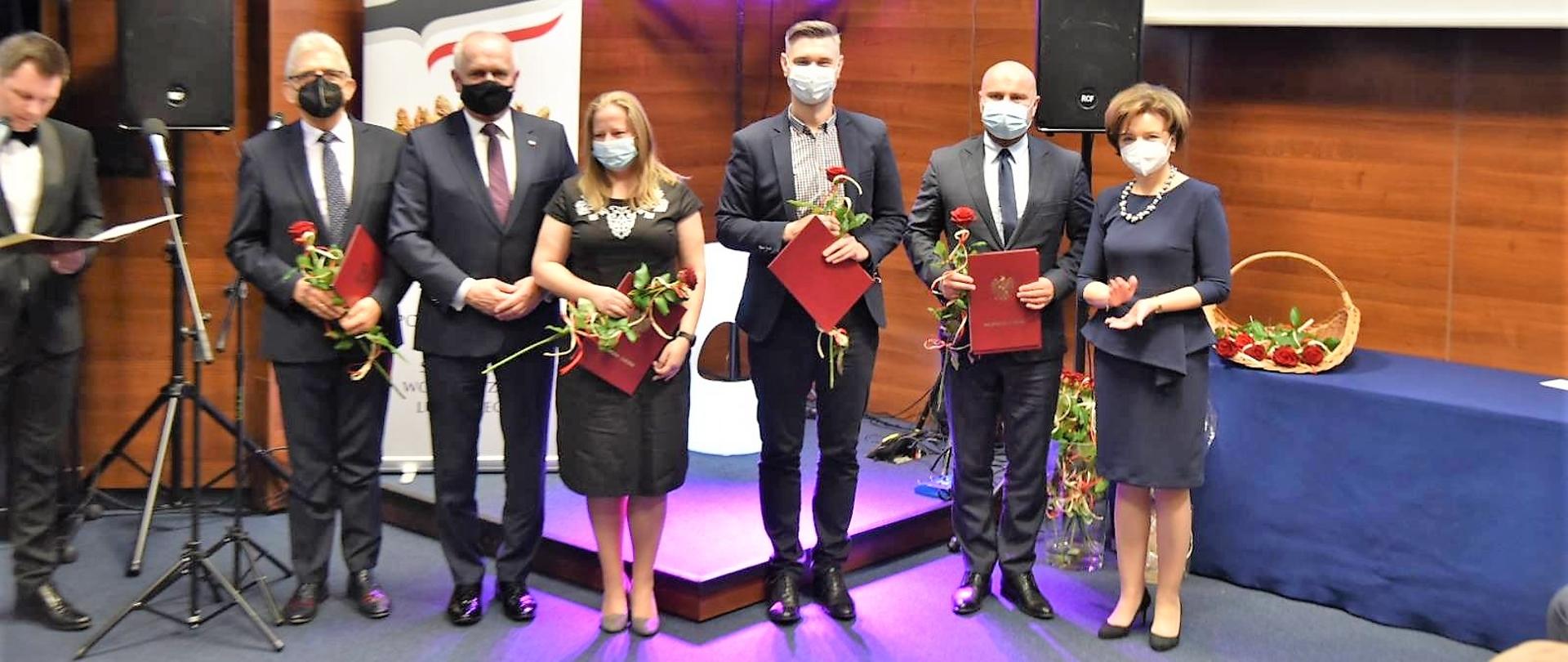 Wspólne zdjęcie z laureatami Gali Społecznik 2021 r.