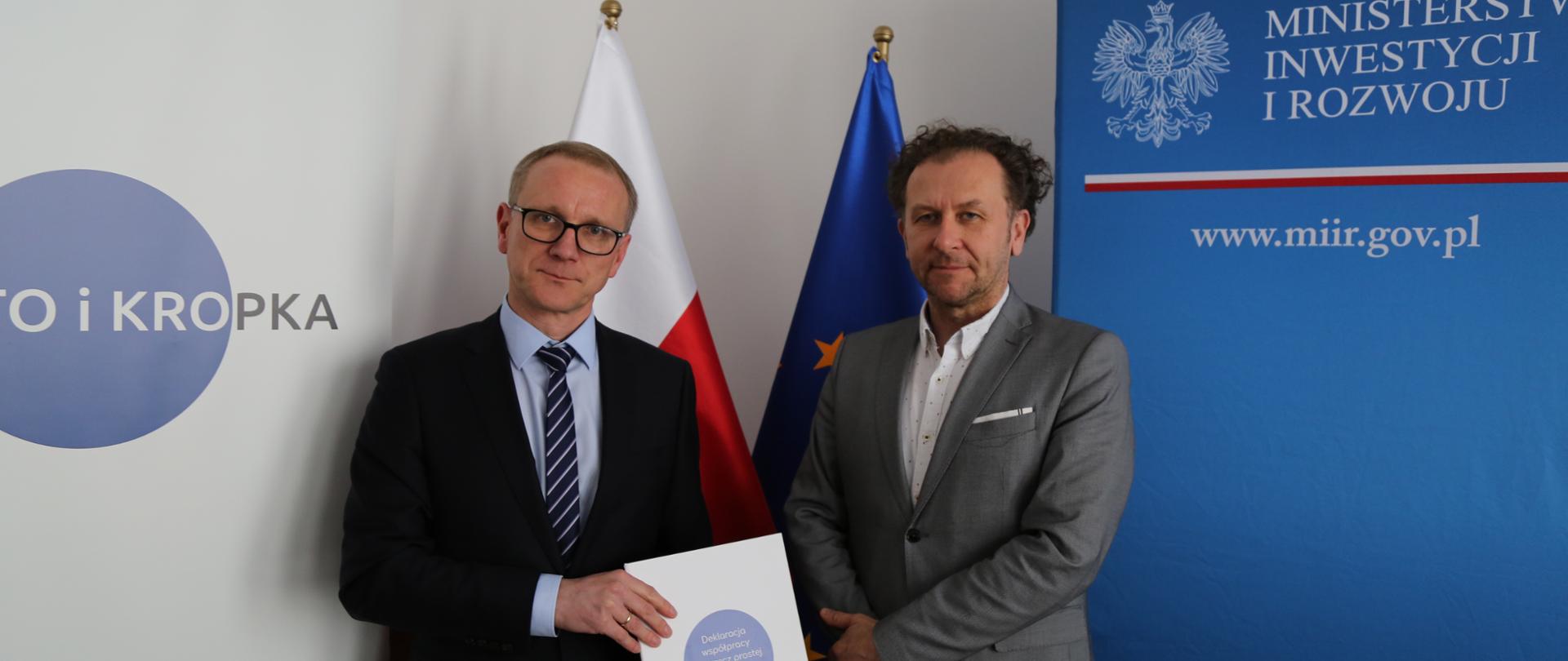 Dyrektor generalny Ministerstwa Środowiska Grzegorz Mroczek i dyrektor generalny Ministerstwa Inwestycji i Rozwoju Robert Bartold z deklaracją na rzecz prostego języka