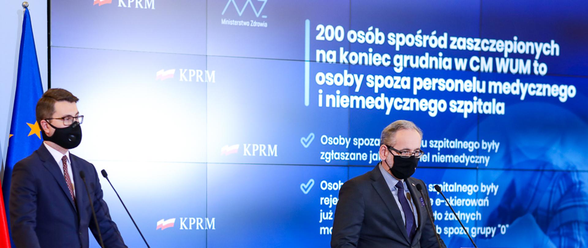 Rzecznik rządu i minister zdrowia podczas konferencji.