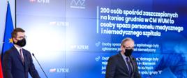 Rzecznik rządu i minister zdrowia podczas konferencji.