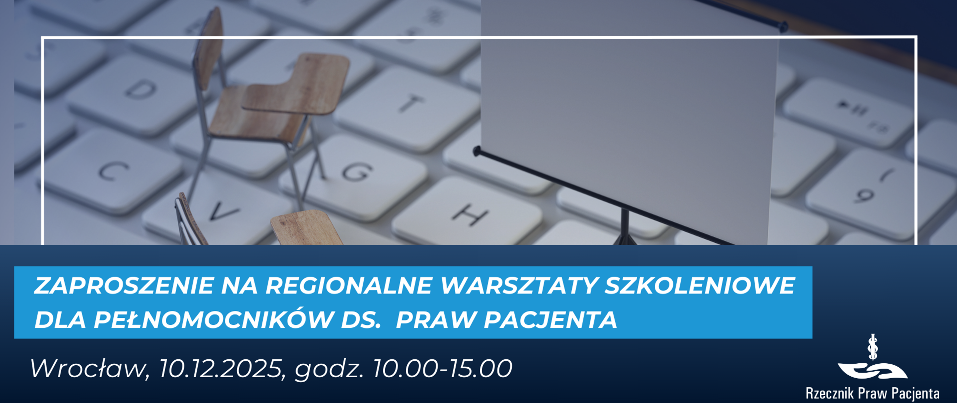 Grafika przedstawia w górnej części klawiaturę, na której stoją dwa małe krzesełka konferencyjne z drewnianymi siedziskami i oparciami oraz stolikami. naprzeciw krzesełka stoi flipchart. Pod zdjęciem biały napis na na niebieskim tle Zaproszenie na regionalne warsztaty szkoleniowe dla pełnomocników ds. praw pacjenta, pod spodem biały napis na granatowym tle Wrocław, 10.12.2025 godzina 10-15. w prawym dolnym rogu logo Rzecznika Praw Pacjenta.