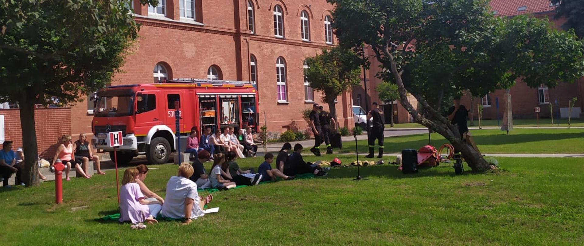 Na zdjęciu funkcjonariusze Komendy Powiatowej Państwowej Straży Pożarnej w Świeciu podczas pogadanki z podopiecznymi Wojewódzkiego Szpitala dla Nerwowo i Psychicznie Chorych w Świeciu.