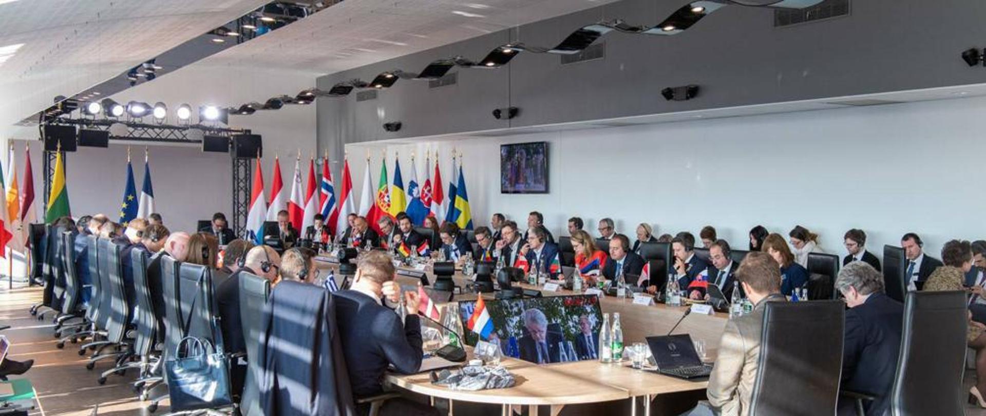 Przy stole siedzą ministrowie ds. cyfryzacji ze wszystkich krajów Unii Europejskiej.