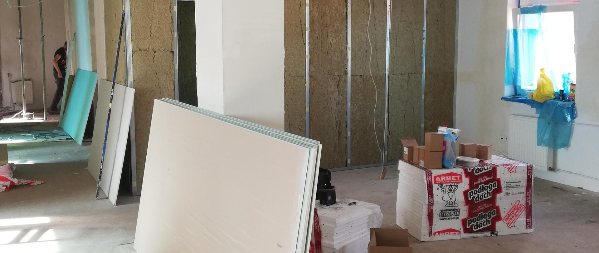 Zdjęcie przedstawia pomieszczenie KP PSP Człuchów w trakcie remontu.