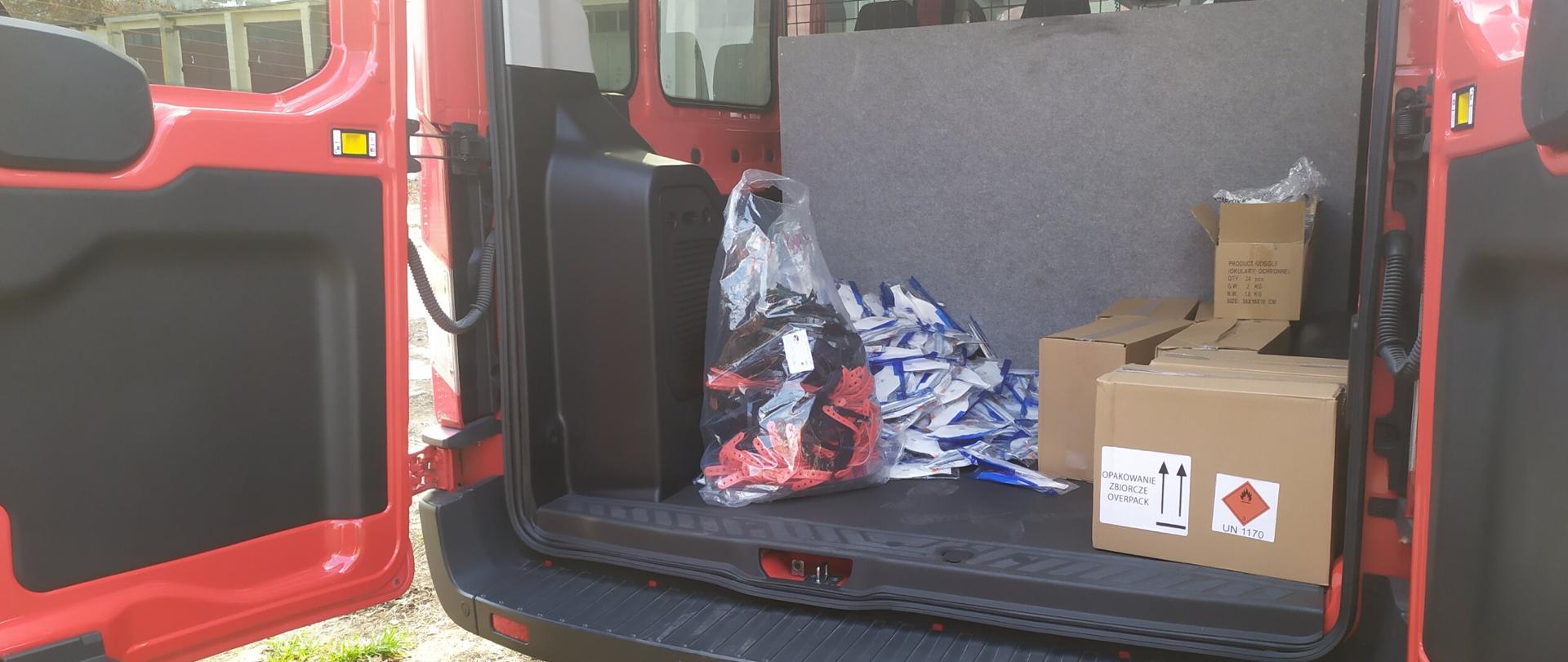 Zdjęcie przedstawiające znajdujące się w samochodzie strażackim środki ochrony osobistej