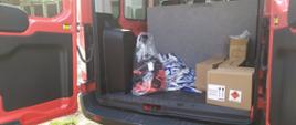 Zdjęcie przedstawiające znajdujące się w samochodzie strażackim środki ochrony osobistej