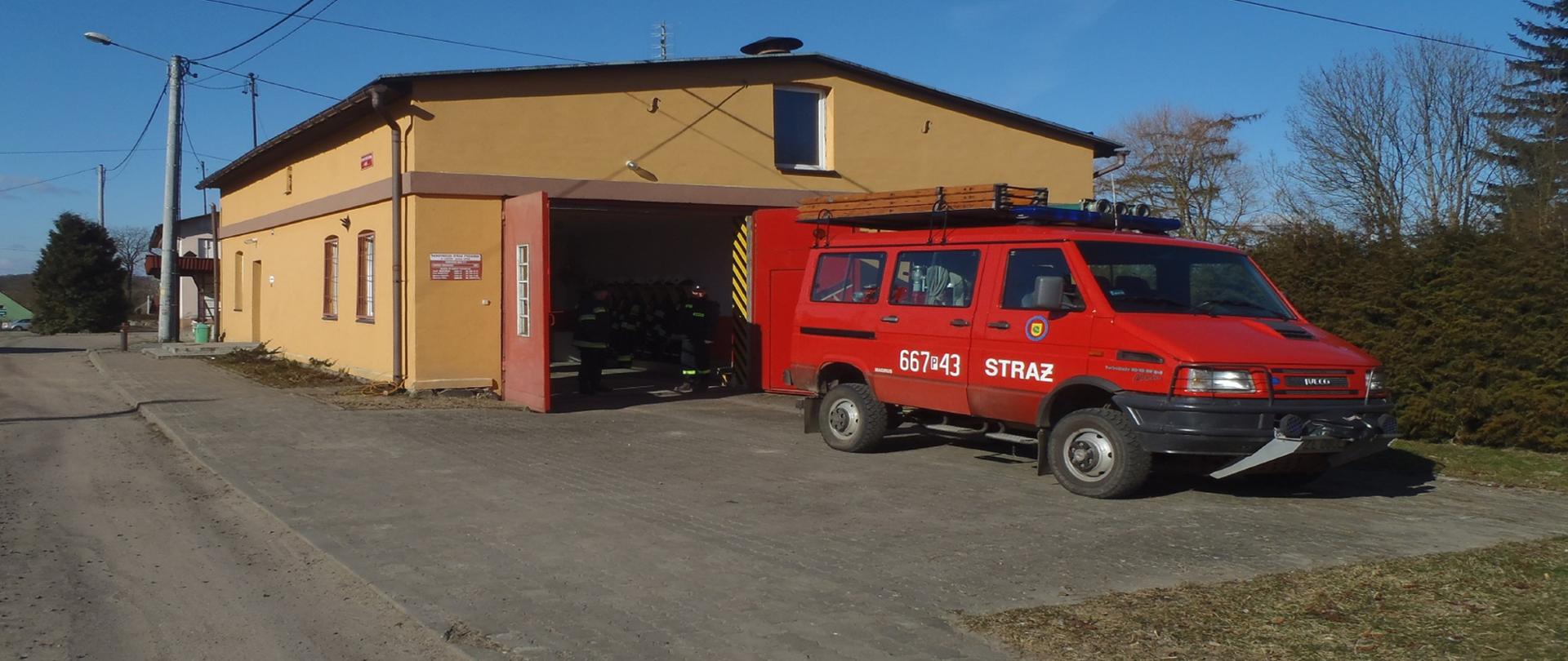 Widok remizy z pojazdem 