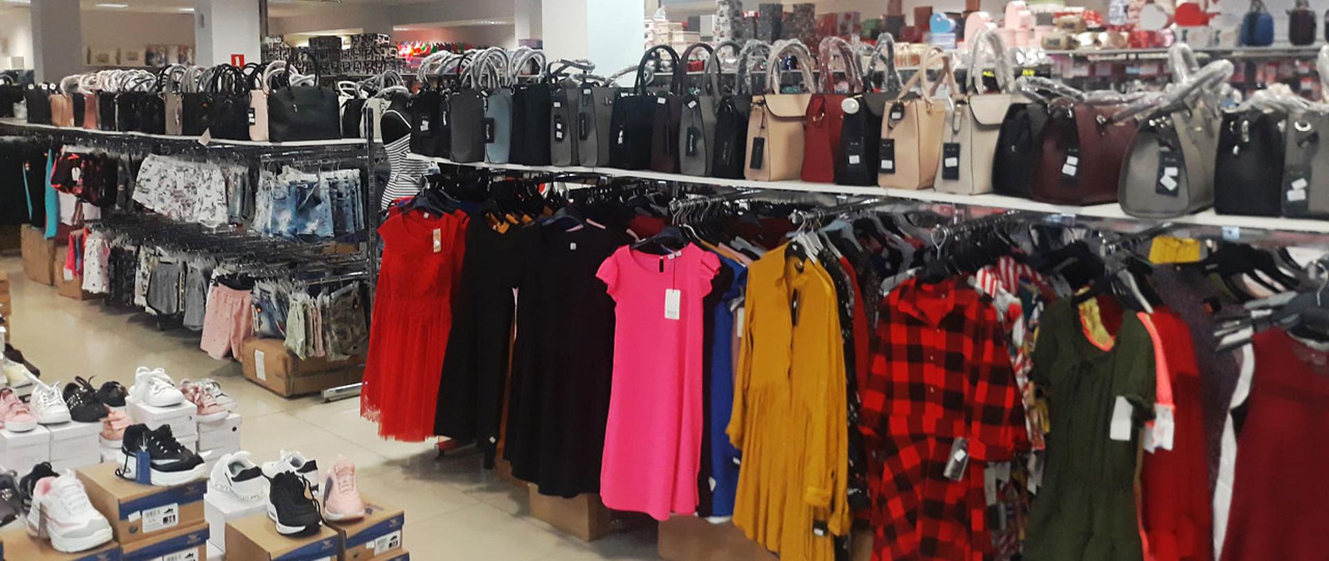 Duże stoisko handlowe z ubraniami i butami