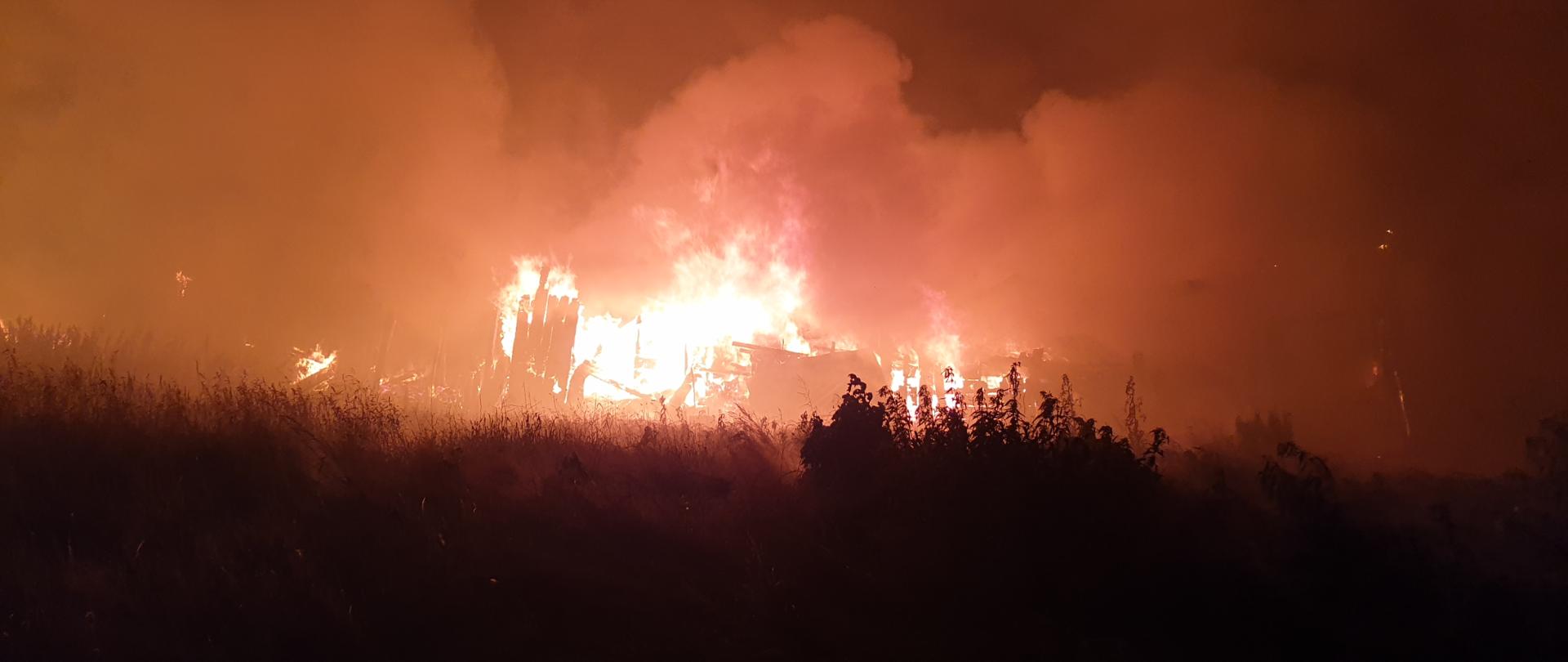Palące się zabudowania gospodarcze
