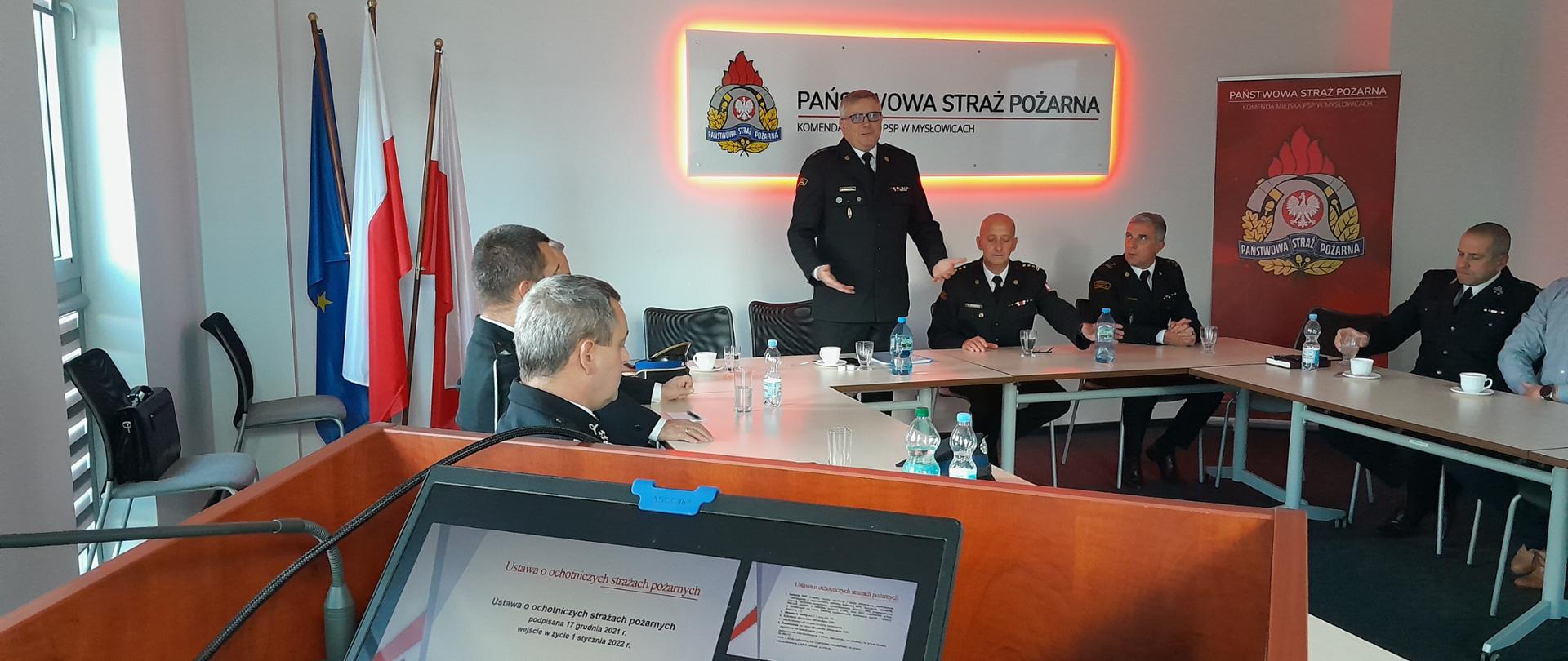 Zastępca Śląskiego Komendanta Wojewódzkiego st. bryg. mgr inż. Rafał Świerczek omawia ustawę o OSP