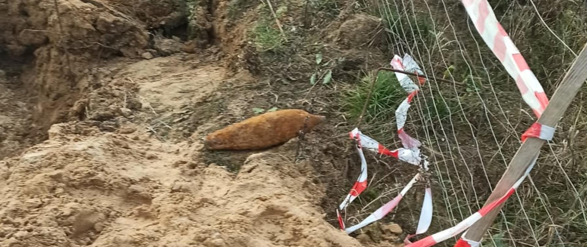 Zdjęcie przedstawia niewybuch