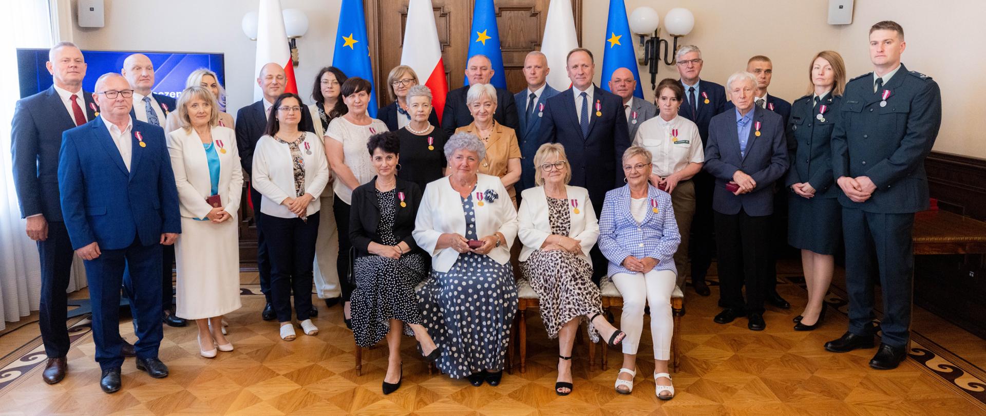 Pamiątkowa fotografia wojewody łódzkiego Doroty Ryl wspólnie z wyróżnionymi Medalami za Długoletnią Służbę 