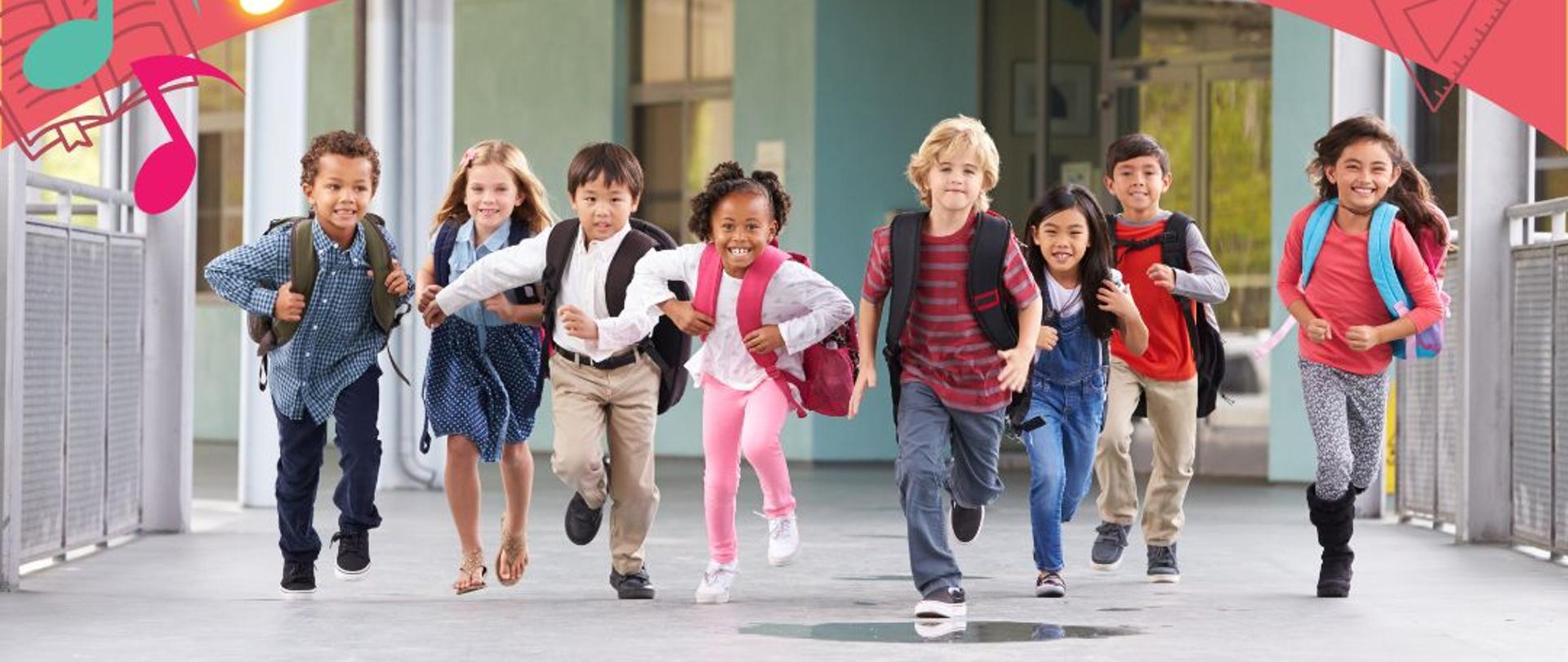 Na górze plakatu różowo pomarańczowe tło, czerwony napis informacyjny oraz czarne litery z informacją o godzinach rozpoczęcia roku szkolnego. Na dole zdjęcie dzieci.