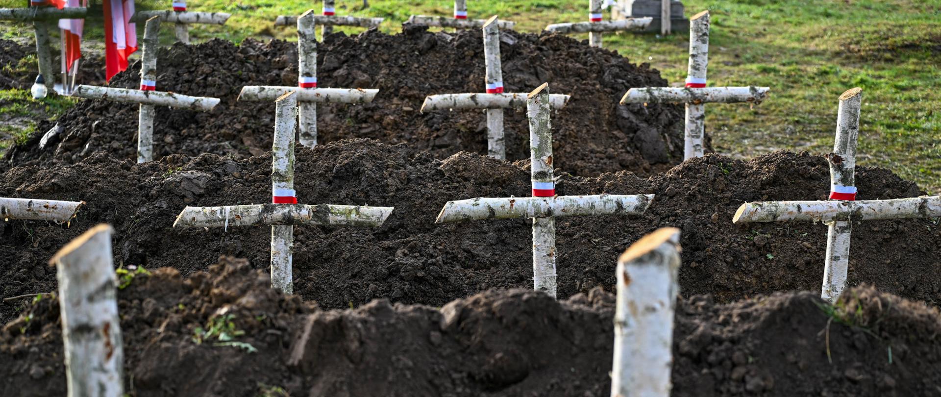 Uroczysty pochówek żołnierzy Wojska Polskiego w Mościskach, fot. Darek Delmanowicz/PAP