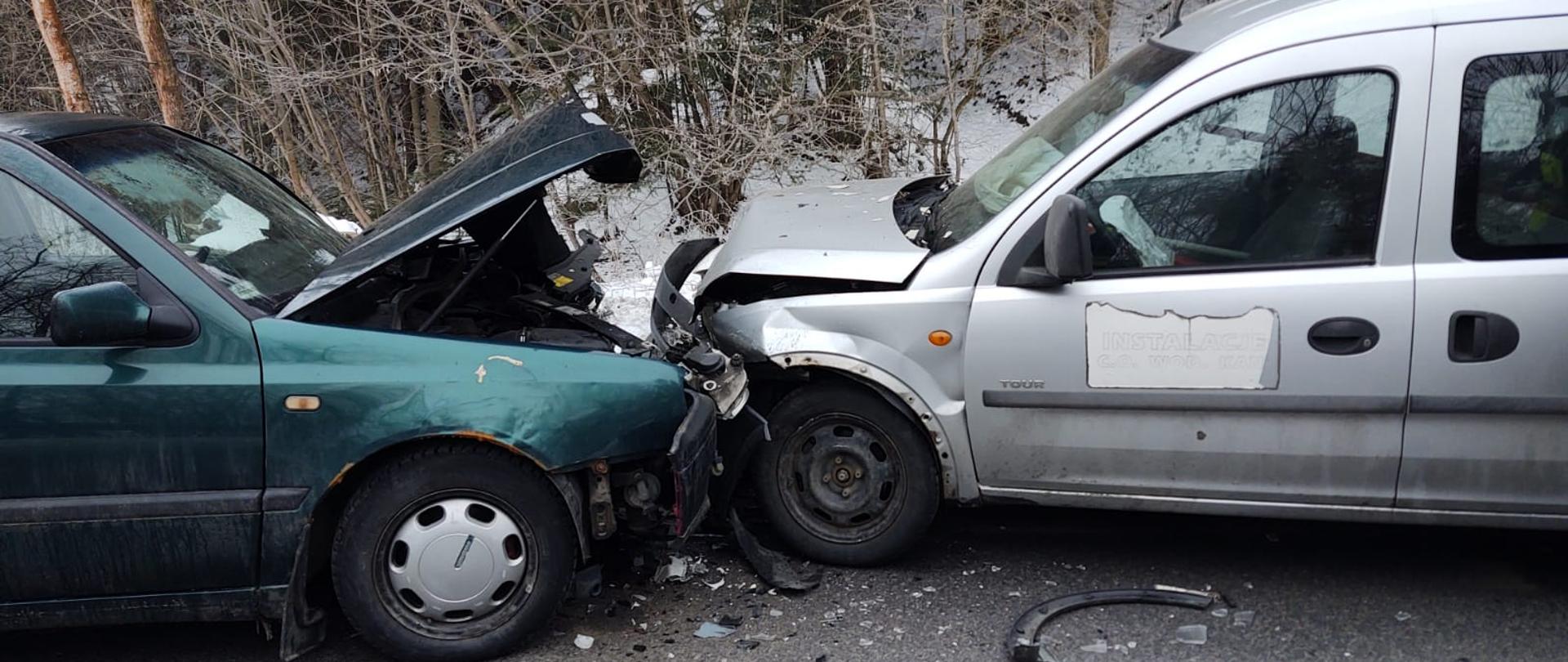 Widok z boku samochodów, które zderzyły się czołowo.