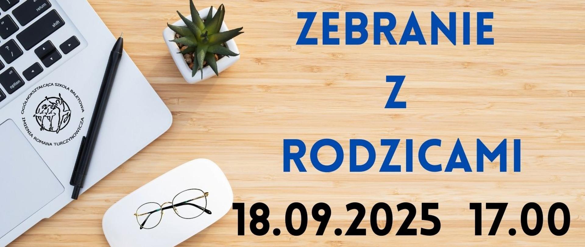 Plakat na zebranie z rodzicami - brązowe tło, napis niebieski i data czarna. Po lewej stronie laptop oraz długopis, okulary, a nad nimi kwiatek - sukulent w doniczce.